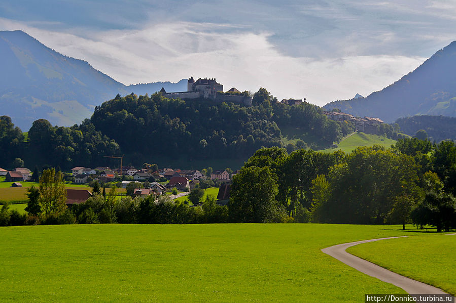 Замок Грюер, который хорошо отовсюду виден на вершине холма. Брок, Швейцария