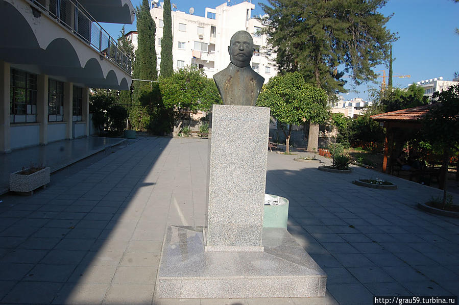 Памятник Евривиадису C. Антониадесу / Evriviades О. Antoniadis Statue