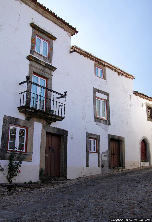 Типичные белые домики Марвау, Португалия