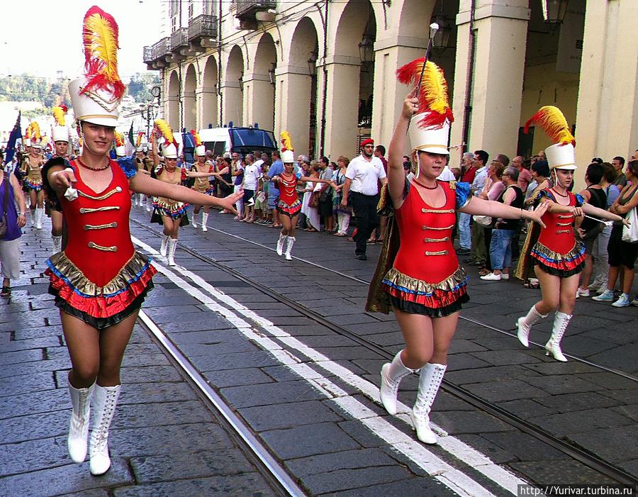 Без красивых девушек парад — не парад! Турин, Италия