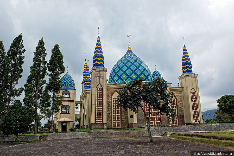 Новая мечеть у дороги. Ява, Индонезия