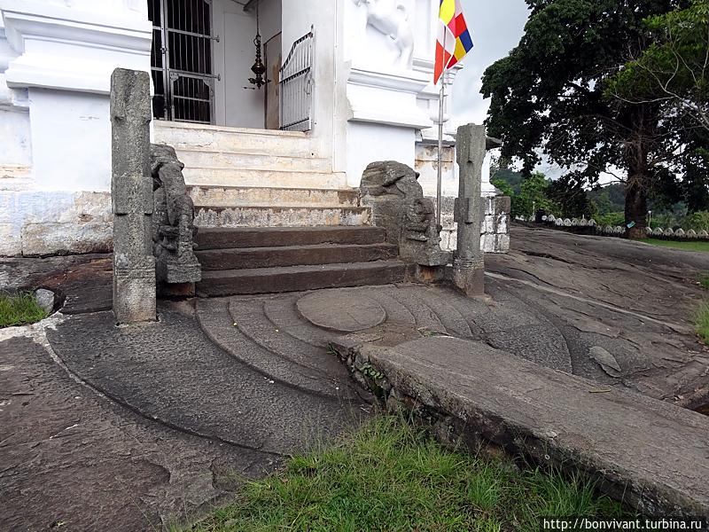 Необычный лунный камень перед входом Канди, Шри-Ланка