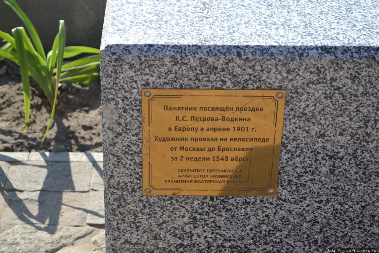 Памятник Петрову-Водкину с велосипедом Хвалынск, Россия