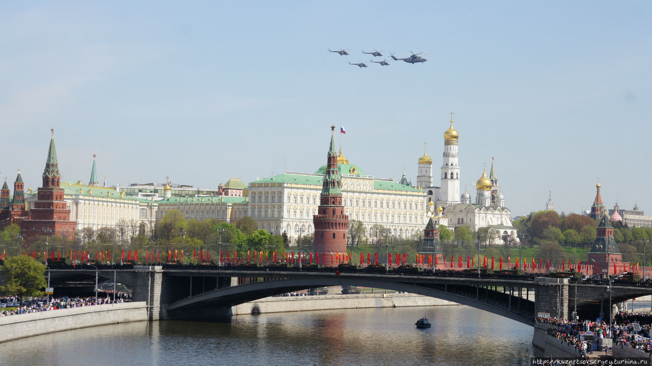 Москва: Военно-воздушный парад над Кремлем в День Победы Москва, Россия