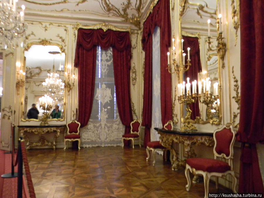 Зеркальный зал хранит память о семейных праздниках и музыкальных  вечерах, которые любила устраивать в нем Мария Терезия. В 1762 году в этом зале перед императрицей выступал 6-летний Моцарт. Вена, Австрия