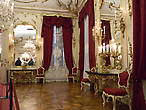 Зеркальный зал хранит память о семейных праздниках и музыкальных  вечерах, которые любила устраивать в нем Мария Терезия. В 1762 году в этом зале перед императрицей выступал 6-летний Моцарт.