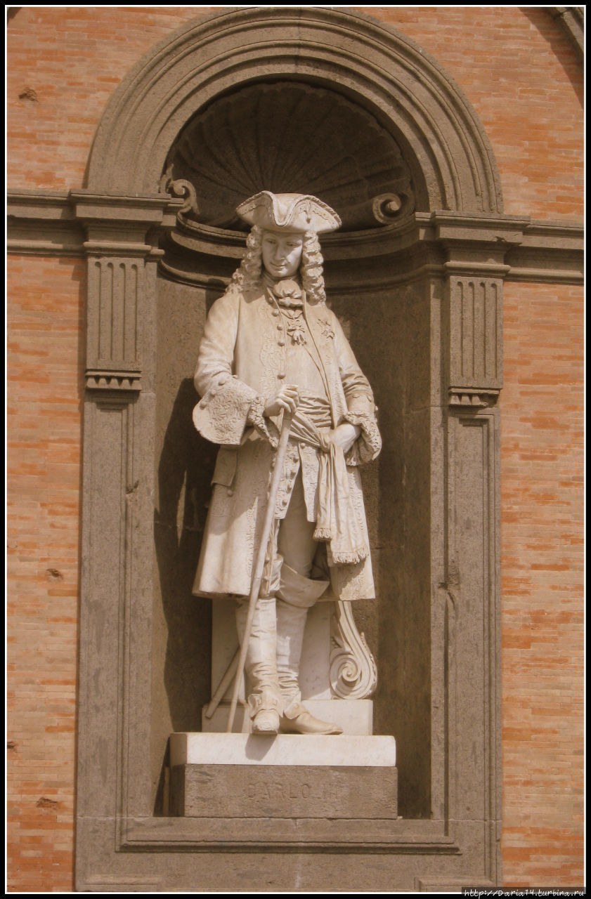 В восьми нишах Королевского дворца помещены статуи правителей Неаполя Неаполь, Италия