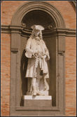 В восьми нишах Королевского дворца помещены статуи правителей Неаполя
