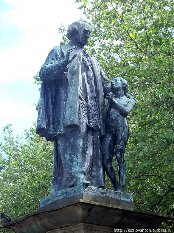 Памятник священнику Ливерпульской Романо-Католической епархии, основателю школ и сиротских приютов ДЖЕЙМСУ НУДЖЕНТУ (1822-1905) . Ливерпуль, Великобритания