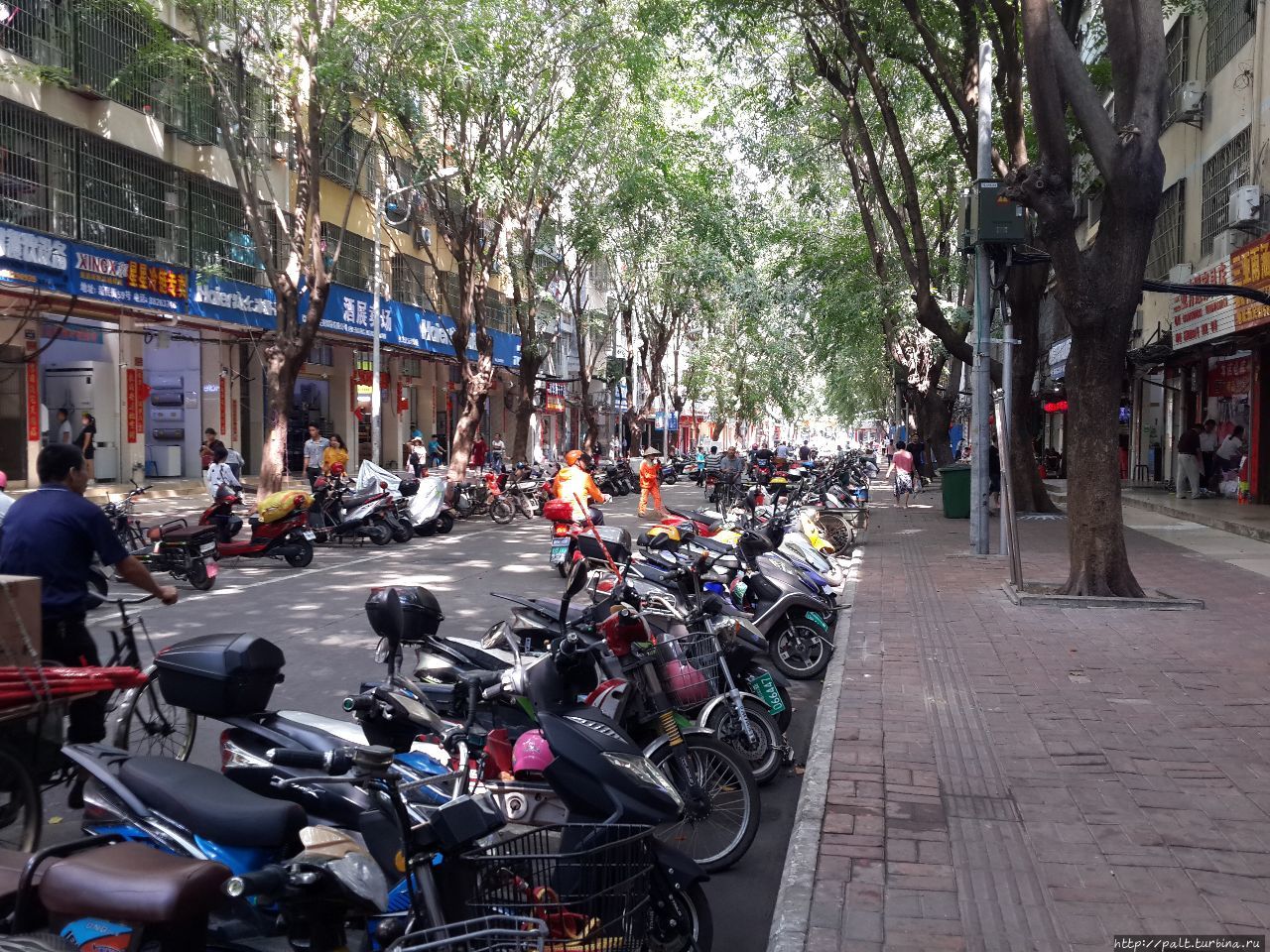 Улица в центре Саньи и самый многочисленный ее транспорт. Санья, Китай
