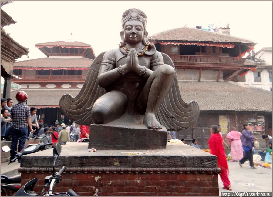 За спиной божества виден краешек храма «Кастамандап» (слева), давшего название Катманду Катманду, Непал