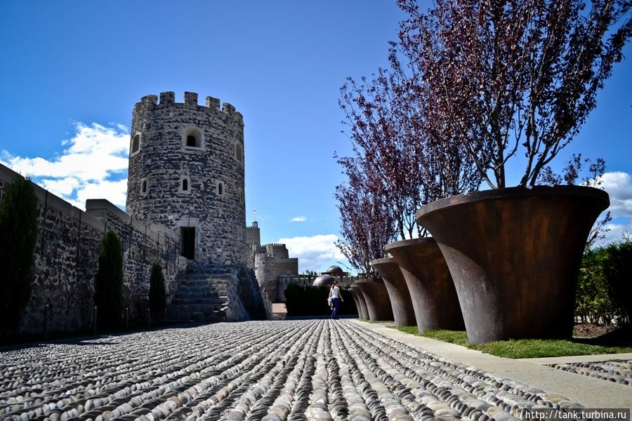 Не смотря на все эти изыски и прикрасы, Рабат остается военной крепостью с толстыми стенами и башнями, возвышающимися над ними. Ахалцихе, Грузия