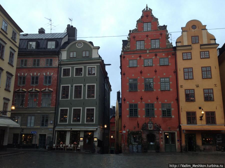 Разноцветные дома на знаменитой площади Сторторгет в историческом районе Гамла Стан.
Stortorget — самая старая и самая главная площадь Стокгольма. В переводе со шведского означает Большая площадь. Стокгольм, Швеция
