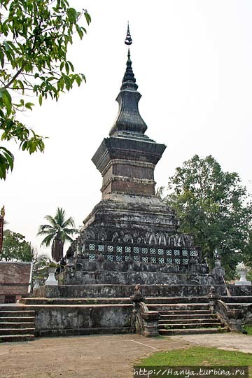 Ват Тхат Луанг. Площадь и многоступенчатая Большая ступа (Grand That), хранящая реликвии Будды. Фото из интернета