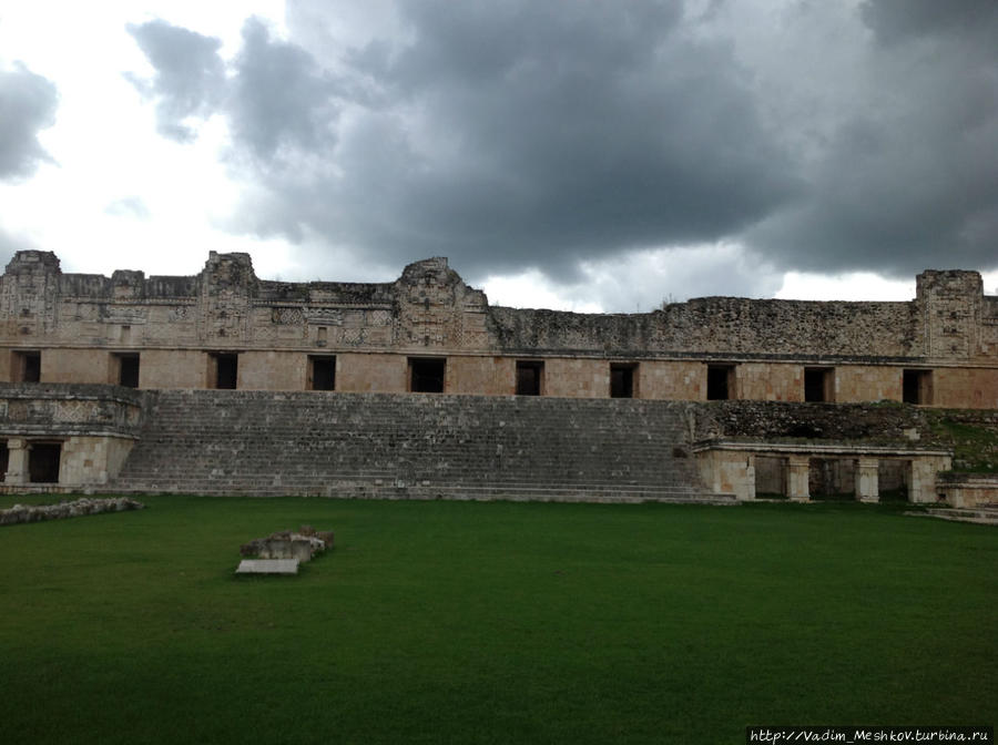 Руины дворца в Ушмале. Ушмаль, Мексика