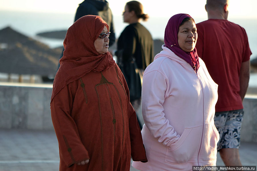 Марокканки на набережной Агадира