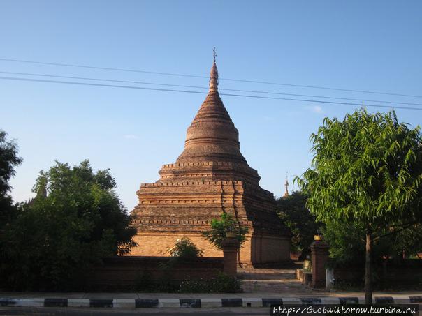 Прогулка среди руин у храма Мьо Баган, Мьянма