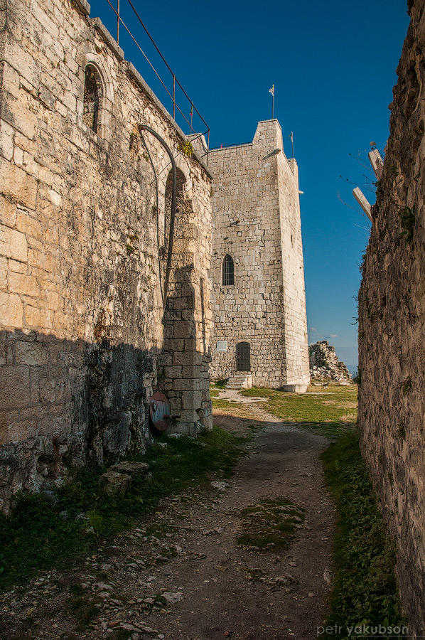 Восточная башня недавно была отреставрирована Новый Афон, Абхазия