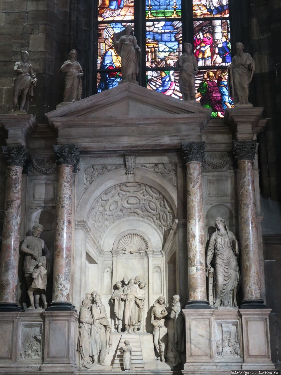 Первые шесть окон стены правого нефа забраны витражами XV века, самыми древними в этой базилике. Милан, Италия