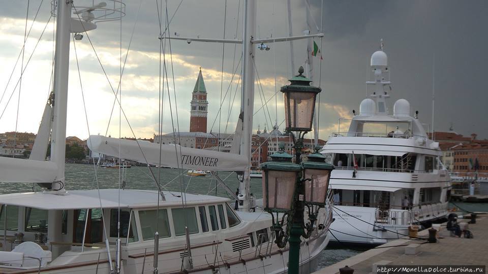 Venezia: шторм в лагуне и гроза 7 июля 2019 Венеция, Италия