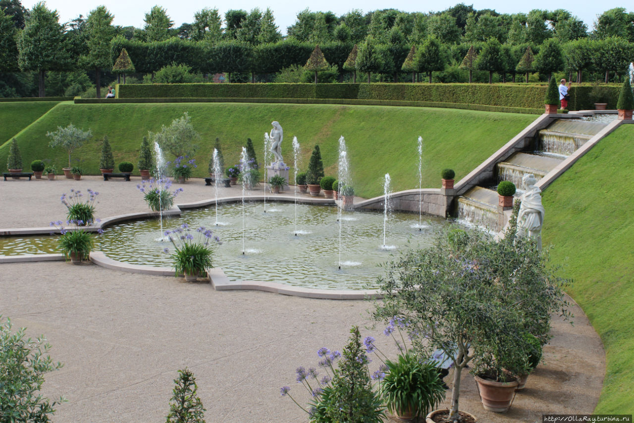 Центральная часть парка —  каскад с водными каналами и фонтанами, вписанный в окружение из зелёных насаждений самый причудливых форм. Хиллерёд, Дания
