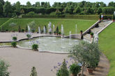 Центральная часть парка —  каскад с водными каналами и фонтанами, вписанный в окружение из зелёных насаждений самый причудливых форм.
