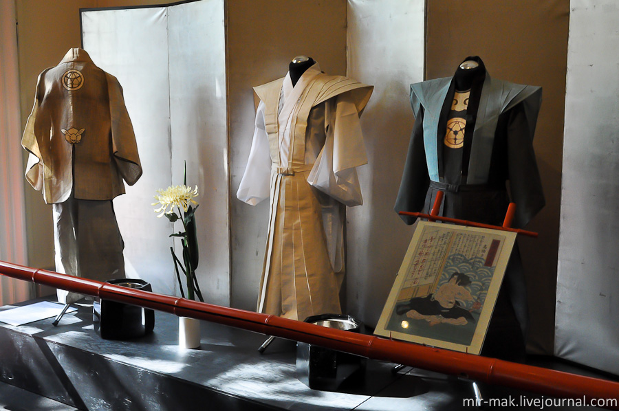 Следующий зал посвящен традиционному японскому виду одежды – кимоно.

Современный тип кимоно происходит от косоде – нижних одежд аристократии эпохи Хэйан. В противоположность многослойным нарядам с широким рукавом. В эпоху средневековья косоде стало основной одеждой сословия самураев. Это кимоно покрывала яркая роспись, более дешевая и низкостатусная, чем однотонные тканые узоры на одеждах знати.

Расцвет самурайского сословия в эпоху Эдо дал множество разнообразных дизайнов косоде: сдержанные и ритмичные в 17 веке, к 19 веку они уступили место орнаментам и картинам, практически полностью покрывающим поверхность наряда.

В 21 веке кимоно остается самой дорогой, парадной одеждой и самой дешевой (летний халат юката). Особо дорогие кимоно берутся напрокат, и это положительно сказывается на их художественном уровне: мастера создают новые шедевры. Одесса, Украина