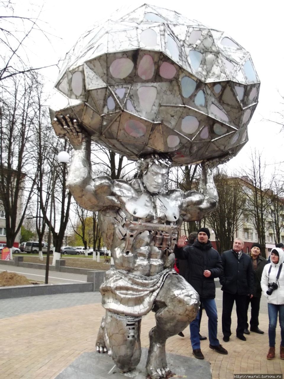Атлант перед входом на аллею фонарей  — символ БелАЗа Жодино, Беларусь