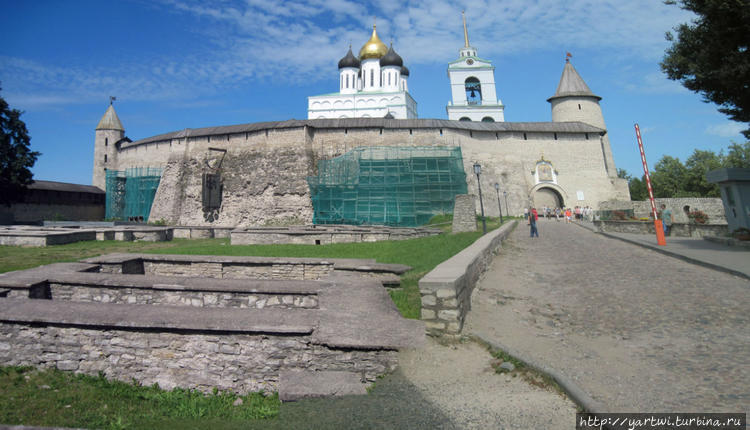 При входе в кремль с юга 