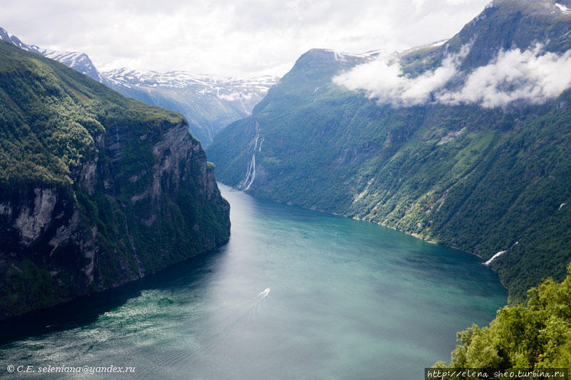7. Его вид после изгиба. На правой стороне вдалеке виден водопад Семь Сестёр. Гейрангер - Гейрангерфьорд, Норвегия