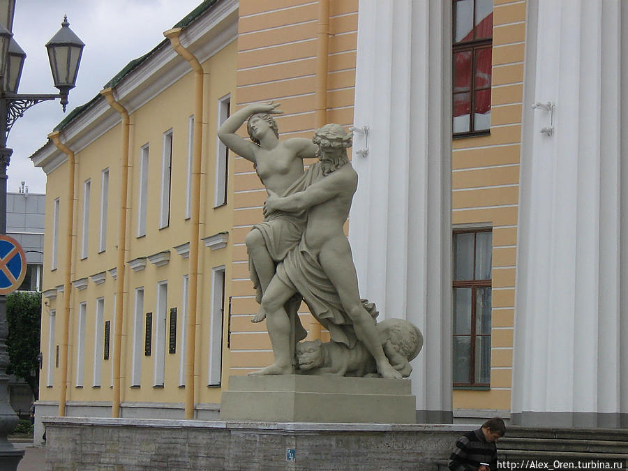 Скульптура «Похищение Прозерпины Плутоном». Скульптор Демут-Малиновский. Скульптуры аллегорически показывают назначение здания: использование полезных ископаемых для развития экономики страны.