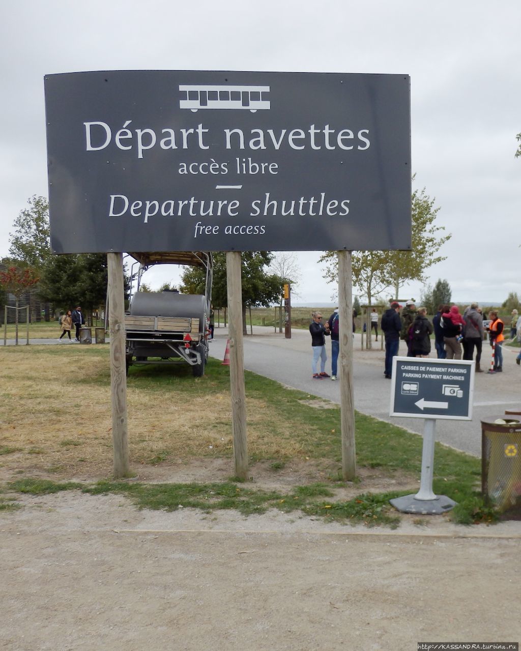 Автостоянка автобуса — шаттла Мон-Сен-Мишель, Франция Автостоянка автобуса — шаттла Мон-Сен-Мишель, Франция