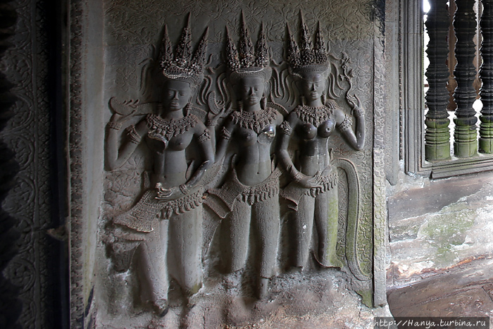 Фигуры деват на колоннах, поддерживающих северо-восточную башню в Ангкор Вате Ангкор (столица государства кхмеров), Камбоджа