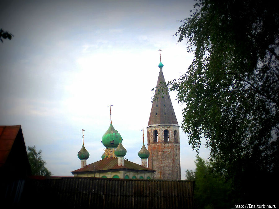 Вид на Воскресенскую церковь с крыши Успенского храма Вятское, Россия
