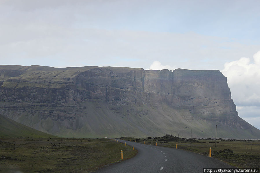 Гора — сменяющая погоду и пейзаж Свартифосс водопад, Исландия