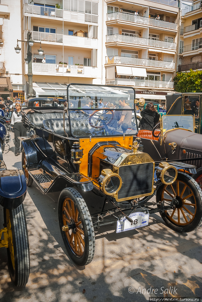 Выставка винтажных автомобилей на площади старинного городка Ситжес, Испания