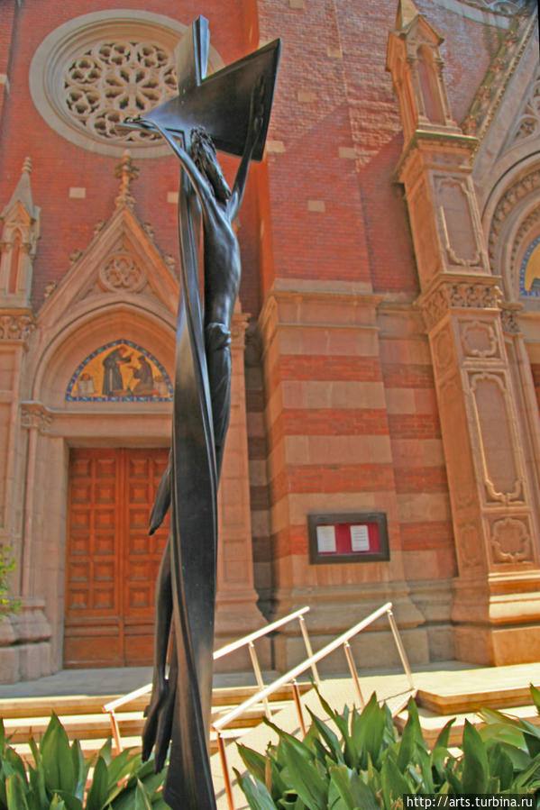 Необыкновенная стилизованная скульптура Иисуса во дворе христианского собора на ул. Истикляль. Стамбул, Турция