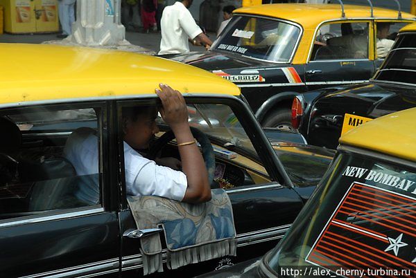 желто-черные маленькие машинки —  такси, типичная пробка Мумбаи, Индия