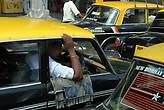 желто-черные маленькие машинки —  такси, типичная пробка