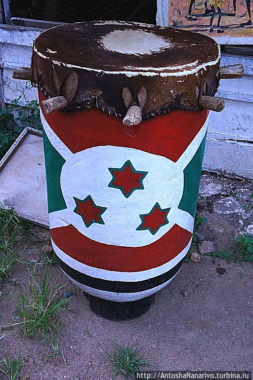 Символ Бурунди – традиционный барабан, раскрашенный в цвета национального флага. Бужумбура, Бурунди