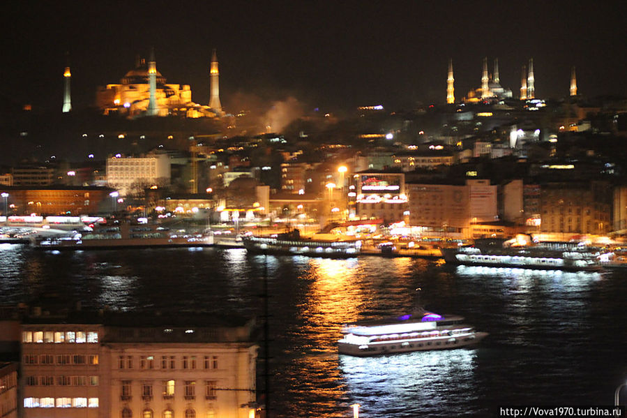 Вид на Айю Софию и Голубую мечеть вечером. Стамбул, Турция