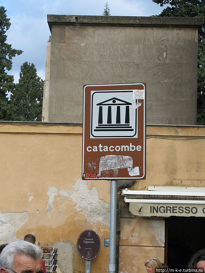 Катакомбы Капуцинов. А вдоль прохода мертвые с косами стоят Палермо, Италия
