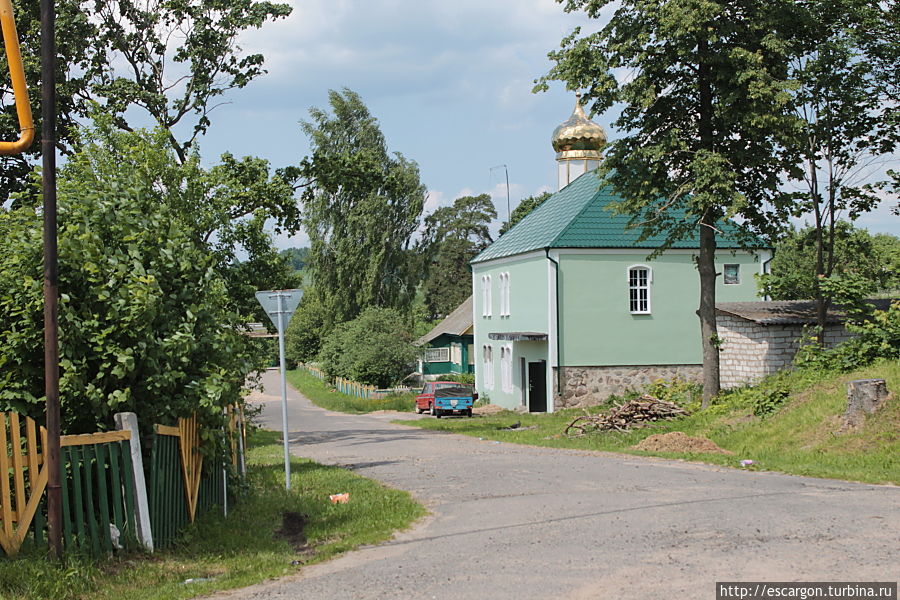 Новая церквушка: такие в последнее время строятся все чаще — маленькие и без изысков — то ли дело раньше...
