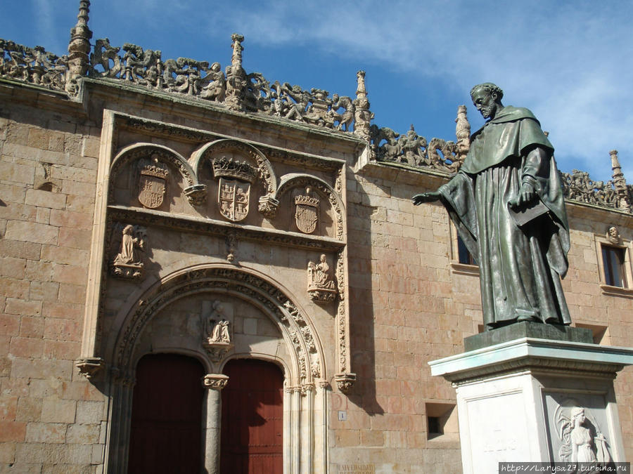 Памятник Луису де Леону в патио Escuelas Menores Саламанка, Испания