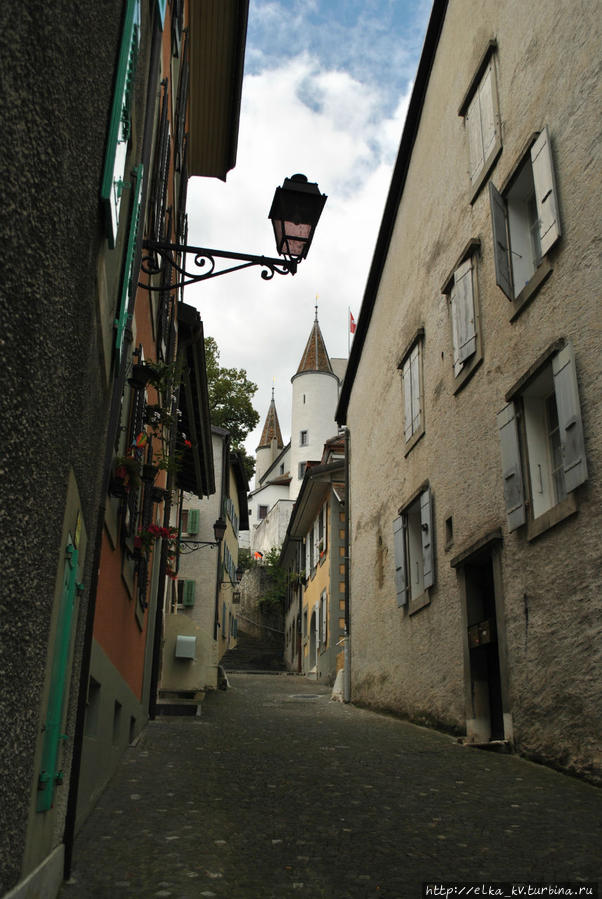 Улочка и замок в Ньоне Кантон Во, Швейцария