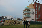 Размещались в отеле Атлантис, напротив находится Аквапарк самый большой в Европе.