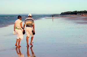 Вечерний променад в городке Харви Бей