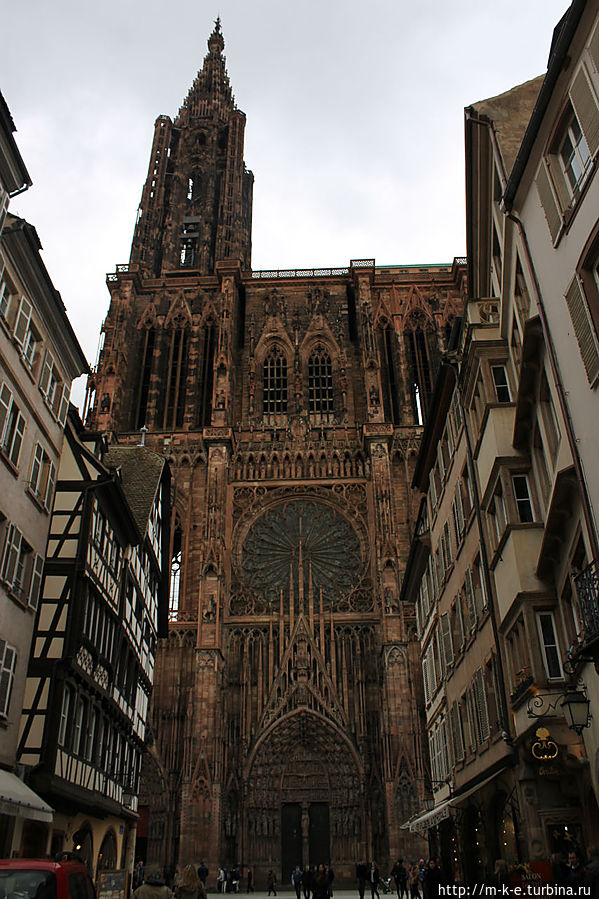 Два интересных здания на Кафедральной площади Страсбург, Франция