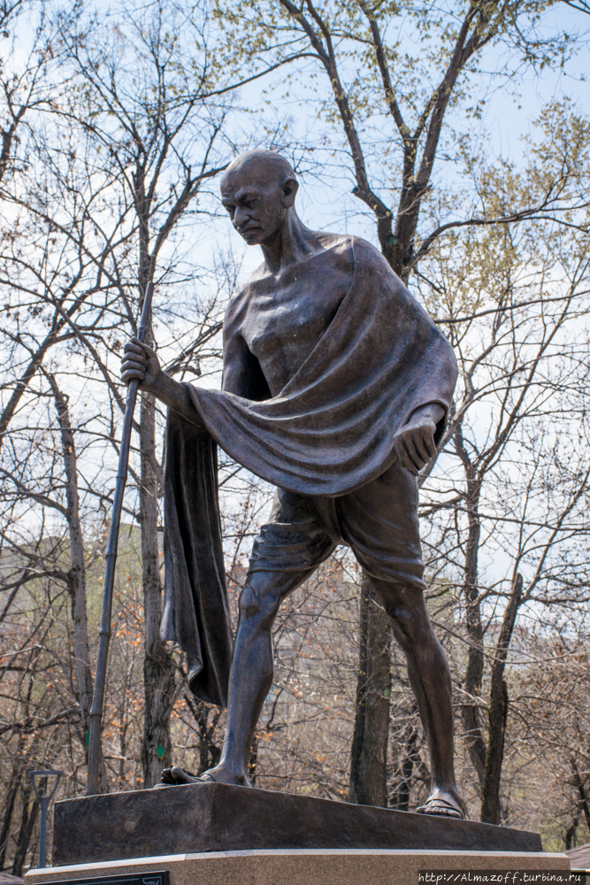 Памятник индире ганди в москве. Махатма ганди памятник в москве бюст. Памятник махатме ганди. Памятник махатме ганди. Махатма ганди памятник в москве.