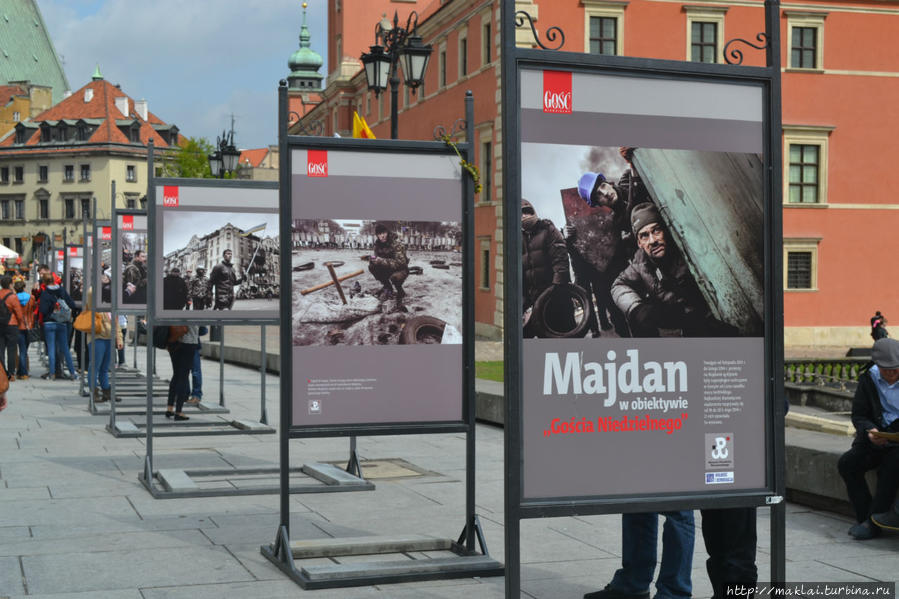 Фотовыставка на актуальную тему на Замковой площади. Варшава, Польша